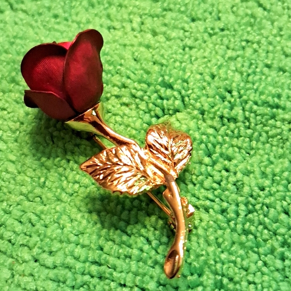 Adorable,Vintage 90's,Red Rose 🌹 Pin with Shiny,Gold Foliage🌹⚘️⚘️⚘️⚘️⚘️⚘️⚘️✨️✨ - Picture 1 of 7